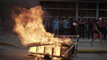 Protestas violentas frente a Edesur. La Izquierda involucrada. Protestas violentas frente a Edesur. La Izquierda involucrada.