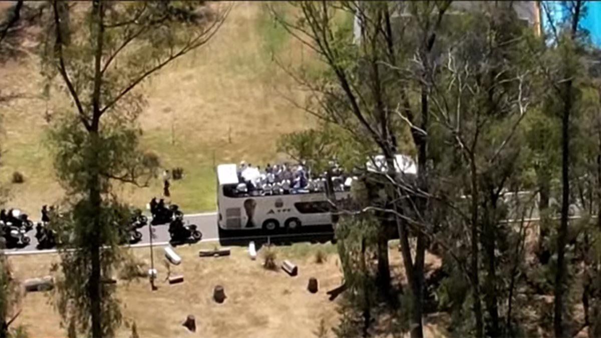 El micro con los jugadores de la Selección Argentina iniciando la caravana con la Copa del Mundo