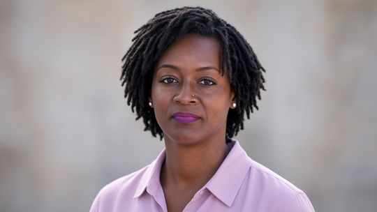 Según reportes publicados por la agencia AP, la legisladora estatal Angie Nixon, vinculada a los socialistas democráticos, derrotó en la contienda primaria demócrata al exfuncionario Alex Vindman.