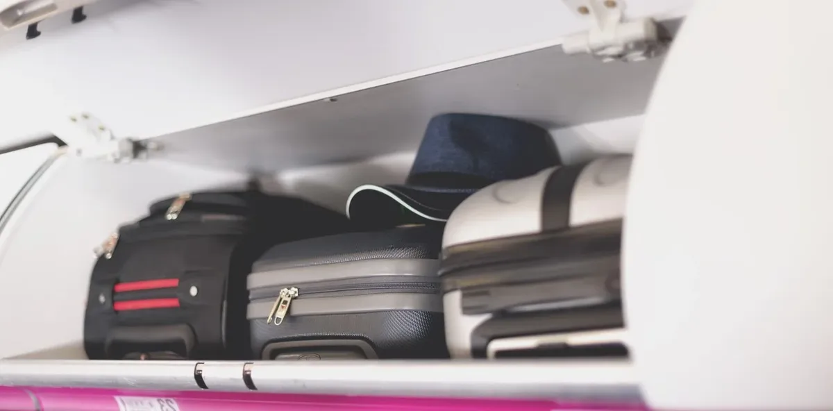 La Unión Europea exige a las aerolíneas que los pasajeros puedan llevar una  maleta de mano gratis en el avión