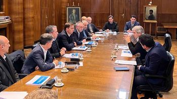 Luis Caputo con automotrices el 29/5 (Foto: Adefa) Luis Caputo con automotrices el 29/5 (Foto: Adefa)