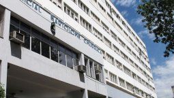 Fachada del Hospital Churruca, donde una mujer se arrojó del 4to. piso.