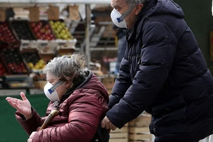 La escena es la que se pretende evitar: No es oportuna la exposiciòn de los adultos mayores transitando por las zonas de concentración de personas. Demasiado riesgo.