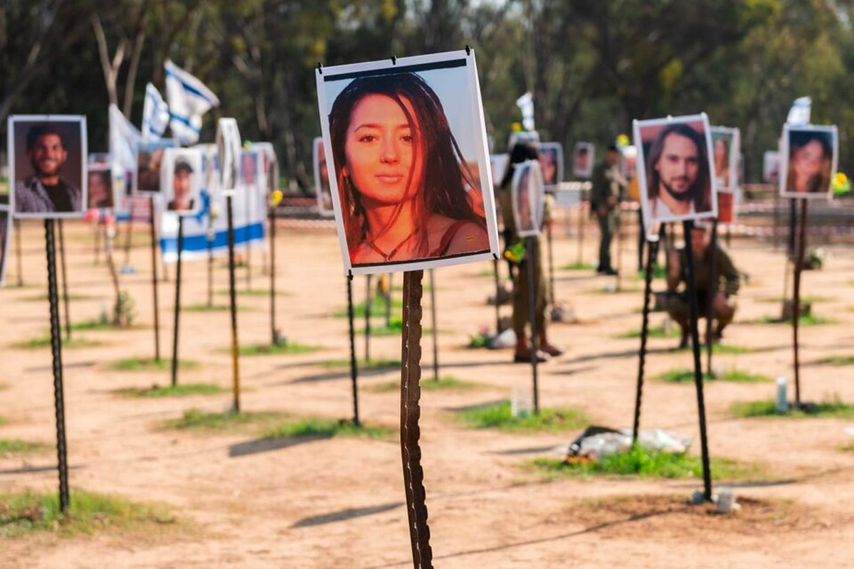 La prolongación de la guerra por el retraso de los acuerdos no hace otra cosa que sumir a los rehenes en el máximo peligro y el horror terrorista. La prolongación de la guerra por el retraso de los acuerdos no hace otra cosa que sumir a los rehenes en el máximo peligro y el horror terrorista.