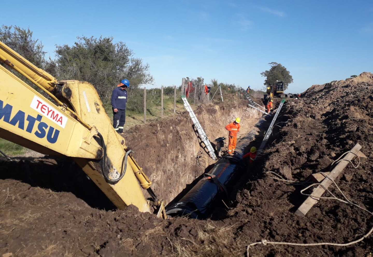 Así colocan las tuberías de fundición dúctil, de 1.200 mm de diámetro, en la represa de Belastiquí.Foto: OSE Así colocan las tuberías de fundición dúctil, de 1.200 mm de diámetro, en la represa de Belastiquí.Foto: OSE