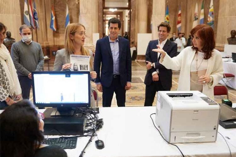 Cristina Fernández de Kirchner y Eduardo Wado De Pedro en el Senado de la Nación.