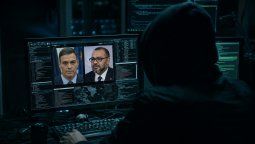 Un hacker opera en la sombra mientras analiza en pantalla imágenes de los líderes involucrados, en medio de la nueva escalada digital que volvió a poner a Ceuta en el centro del conflicto.