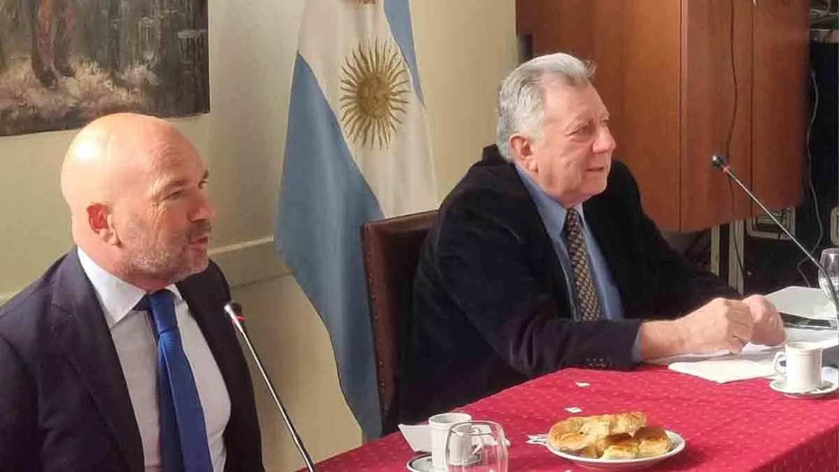 Mesa principal en el Instituto de Estudios Estratégicos y de Relaciones Internacionales (IEERI)