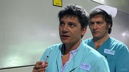 Grok imaginó a Santiago Caputo y Javier Milei en la campaña electoral bonaerense con el fentanilo incrustado.