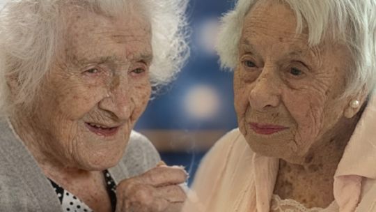 Dos supercentenarias: la francesa Jeanne Calment, que vivió hasta los 122 años sin dejar el cigarrillo, y la estadounidense Louise Signore que murió a los 107, gracias a que, según ella, no tuvo nunca marido y siempre hizo vida social. Dos supercentenarias: la francesa Jeanne Calment, que vivió hasta los 122 años sin dejar el cigarrillo, y la estadounidense Louise Signore que murió a los 107, gracias a que, según ella, no tuvo nunca marido y siempre hizo vida social.