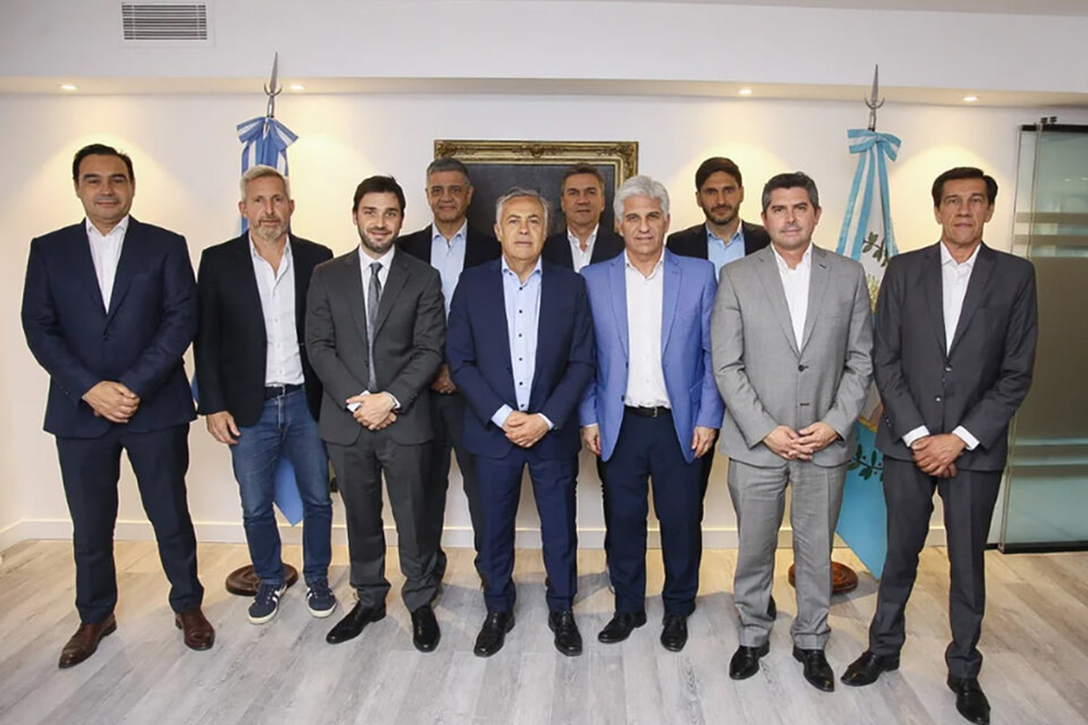 No todos los gobernadores de Juntos por el Cambio estarán en el almuerzo con Javier Milei, por ahora no habrá encuentro con los radicales. No todos los gobernadores de Juntos por el Cambio estarán en el almuerzo con Javier Milei, por ahora no habrá encuentro con los radicales.