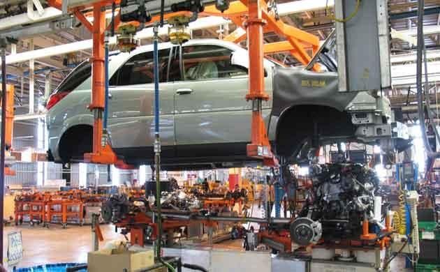 El nivel de actividad industrial retrocedió 6,7% durante abril en relación a igual mes del año pasado, y acumuló una merma de 2,4% durante el primer cuatrimestre, debido al magro desempeño del sector automotriz, la producción de acero y la actividad de la