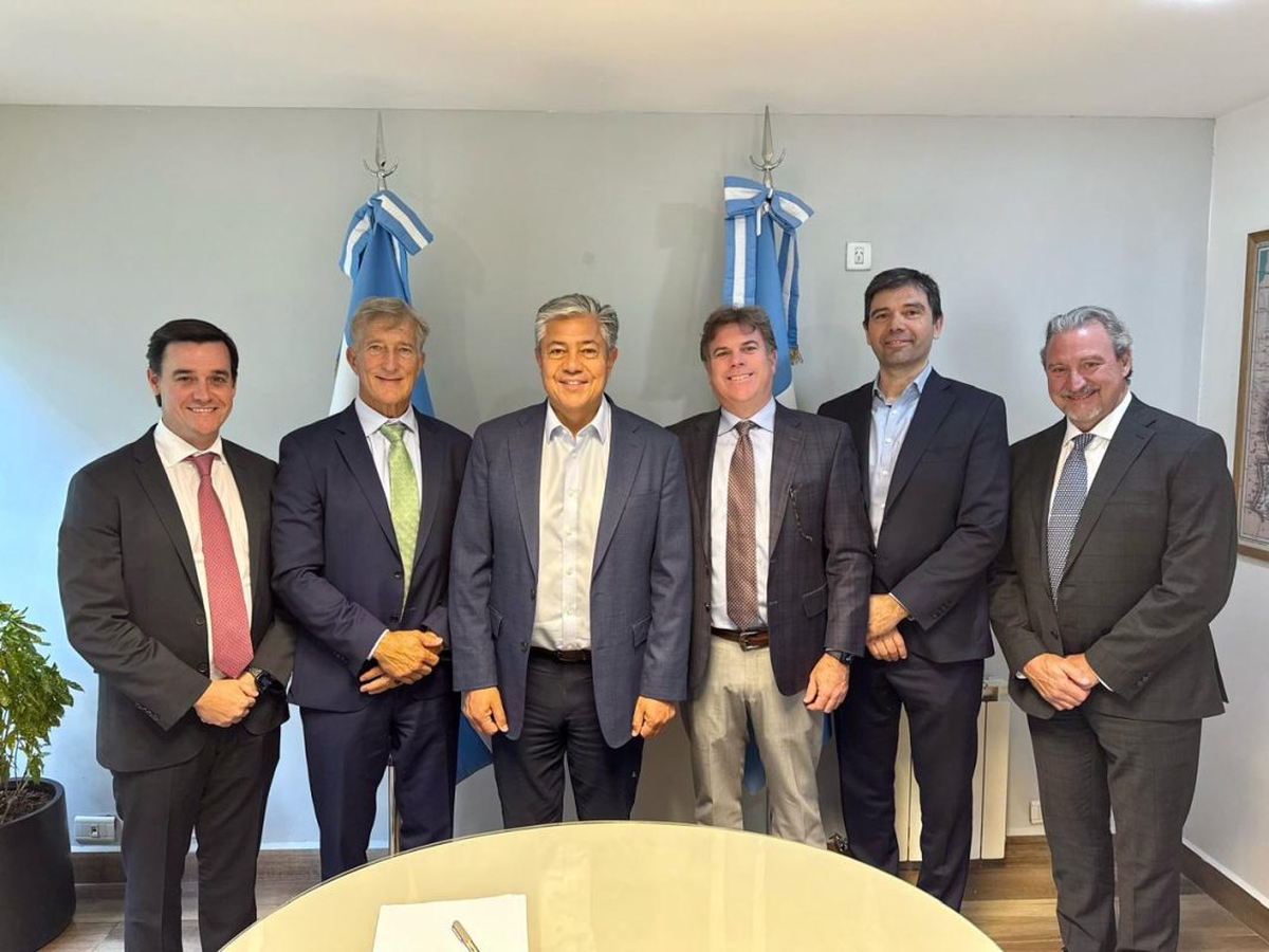 La semana pasda estuvo con Rolando Figueroa, el presidente ejecutivo Bud Brigham, junto al vicepresidente de Desarrollo Corporativo y Exploración, Dav McDavid; el director general, Michael Voss; y la vicepresidenta ejecutiva de Ingeniería y Operaciones, Stacy Shivers. La semana pasda estuvo con Rolando Figueroa, el presidente ejecutivo Bud Brigham, junto al vicepresidente de Desarrollo Corporativo y Exploración, Dav McDavid; el director general, Michael Voss; y la vicepresidenta ejecutiva de Ingeniería y Operaciones, Stacy Shivers.