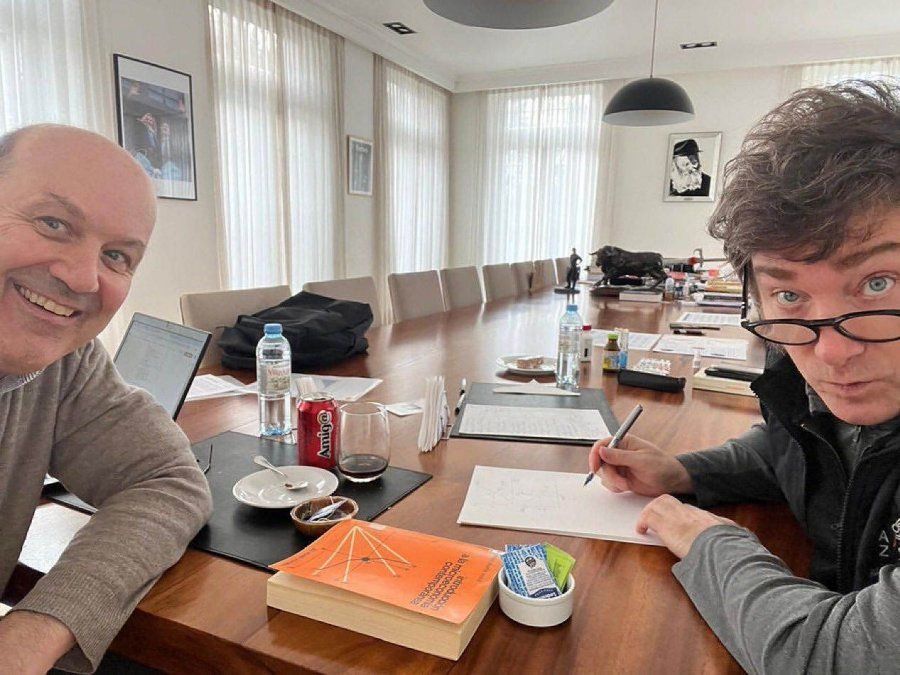 Javier Milei defendió la millonaria contratación directa de la Asociación que dirige la mujer de Federico Sturzenegger.