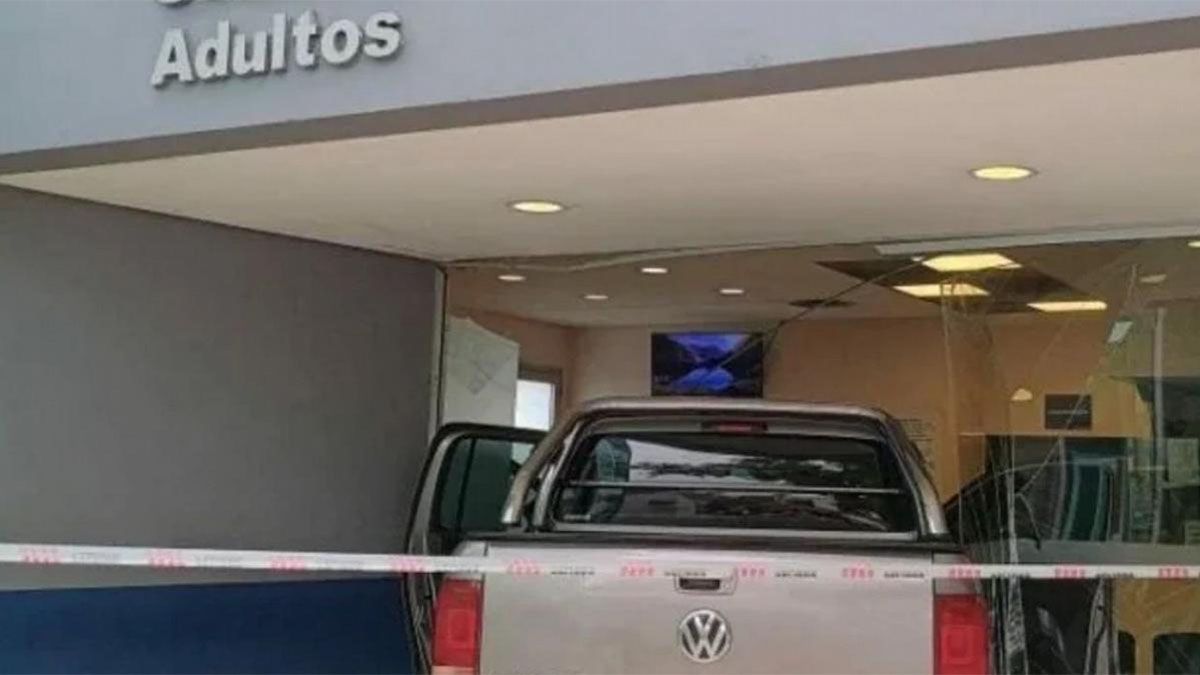 Un barrabrava de Boca, con antecedentes penales, destrozó con su camioneta la guardia del Hospital de Boulogne porque no lo atendían y lo detuvieron. Un barrabrava de Boca, con antecedentes penales, destrozó con su camioneta la guardia del Hospital de Boulogne porque no lo atendían y lo detuvieron.