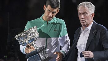 Novak Djokovic quierevolver a disputar el Abierto de Australia, en 2023, confirmó el director deltorneo, Craig Tiley, tras la deportación del serbio. Novak Djokovic quierevolver a disputar el Abierto de Australia, en 2023, confirmó el director deltorneo, Craig Tiley, tras la deportación del serbio.