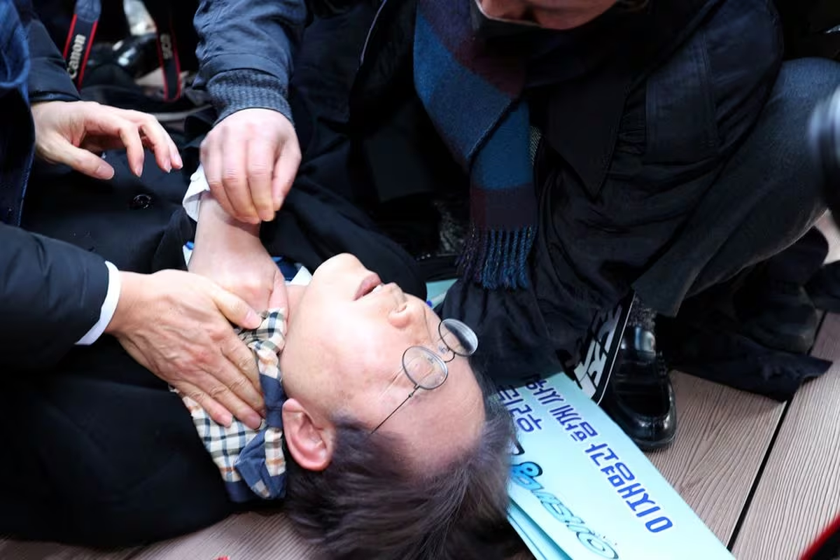 Conmoción en Corea del Sur. El líder de la oposición yace inconsciente en el piso tras ser atacado. Conmoción en Corea del Sur. El líder de la oposición yace inconsciente en el piso tras ser atacado.