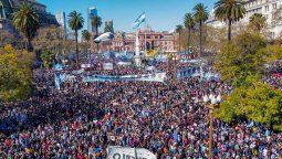Miles de manifestantes marchan a Miles de manifestantes en Plaza de Mayo tras el intento de asesinato de Cristina Fernández de Kirchner.