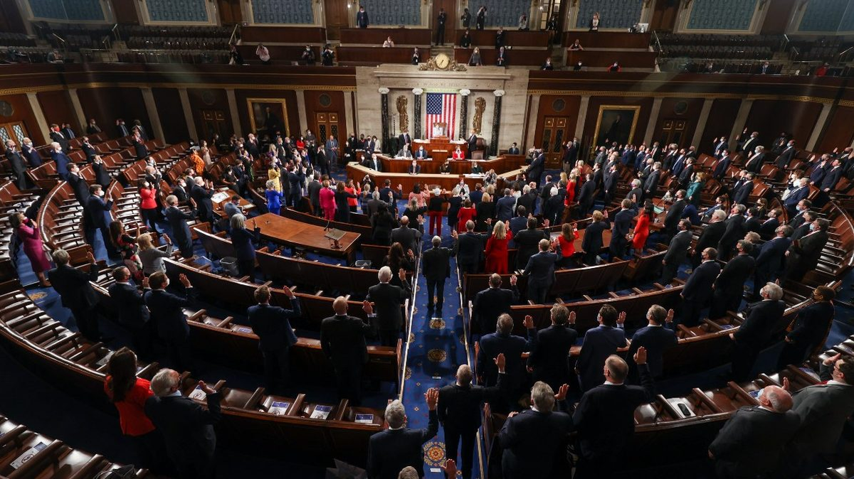 Si los republicanos, que dominan la Cámara de representantes, logran aprobar el juicio político pasará al Senado de los demócratas. Si los republicanos, que dominan la Cámara de representantes, logran aprobar el juicio político pasará al Senado de los demócratas.