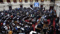 La sesión especial para convalidar el proyecto de Ley Bases y el Paquete Fiscal, que incluye la reposición del Impuesto a las Ganancias comenzó en la Cámara de Diputados.&nbsp;