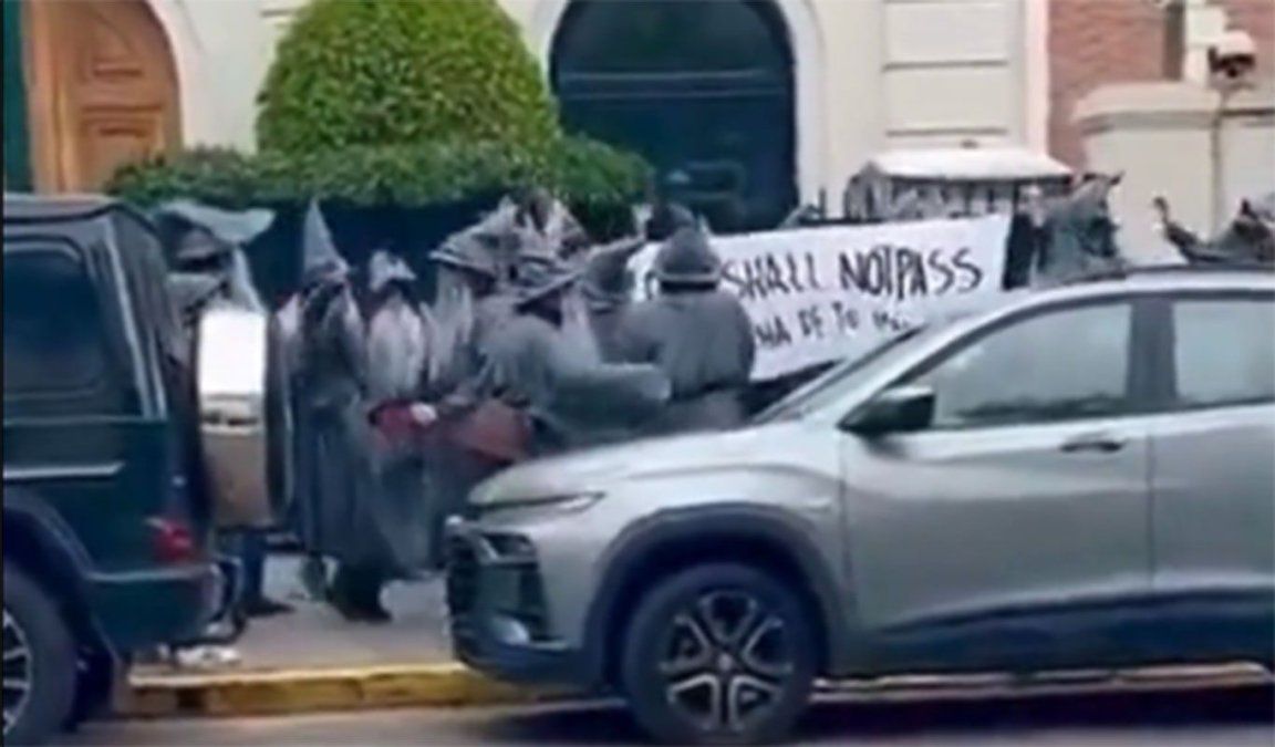 La protesta de los Gandalfs frente a la mansión de Peter Thiel en Barrio Parque.&nbsp;