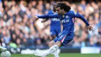 Marc Cucurella aparece como uno de los grandes objetivos del Atlético de Madrid, que busca reforzar el proyecto de Simeone mientras Barcelona también sigue atento al lateral español. Marc Cucurella aparece como uno de los grandes objetivos del Atlético de Madrid, que busca reforzar el proyecto de Simeone mientras Barcelona también sigue atento al lateral español.