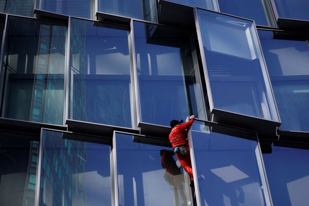 El escalador Alain Robert en plena acción.