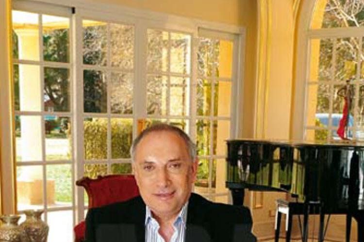 Carlos J. Molinari posando para la revista Caras.