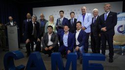 En el centro el ganador del primer premio, junto a los integrantes de CAME