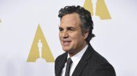 Mark Ruffalo llevó la campaña Be Good a los Golden Globes y usó la alfombra roja como plataforma de denuncia política. Mark Ruffalo llevó la campaña Be Good a los Golden Globes y usó la alfombra roja como plataforma de denuncia política.