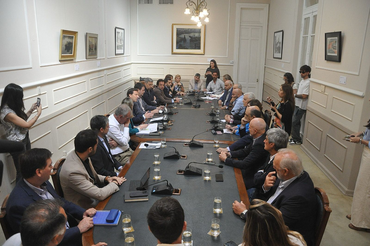 Reunión de autoridades de la Provincia con representantes de entidades de la Mesa Productiva para analizar la medida dispuesta por Nación, de no dragar la vía fluvial desde el puerto de Timbúes hasta Santa Fe. Reunión de autoridades de la Provincia con representantes de entidades de la Mesa Productiva para analizar la medida dispuesta por Nación, de no dragar la vía fluvial desde el puerto de Timbúes hasta Santa Fe.