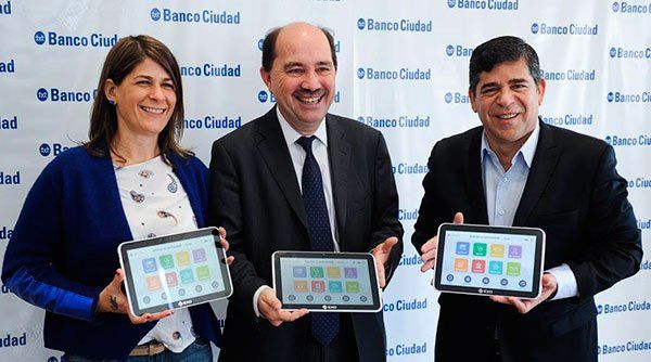 La ministra de Desarrollo Humano de la Ciudad, Guadalupe Tagliaferri; y Javier Ortiz Batalla –presidente del Banco Ciudad- junto al secretario de Tercera Edad, Claudio Ariel Romero.