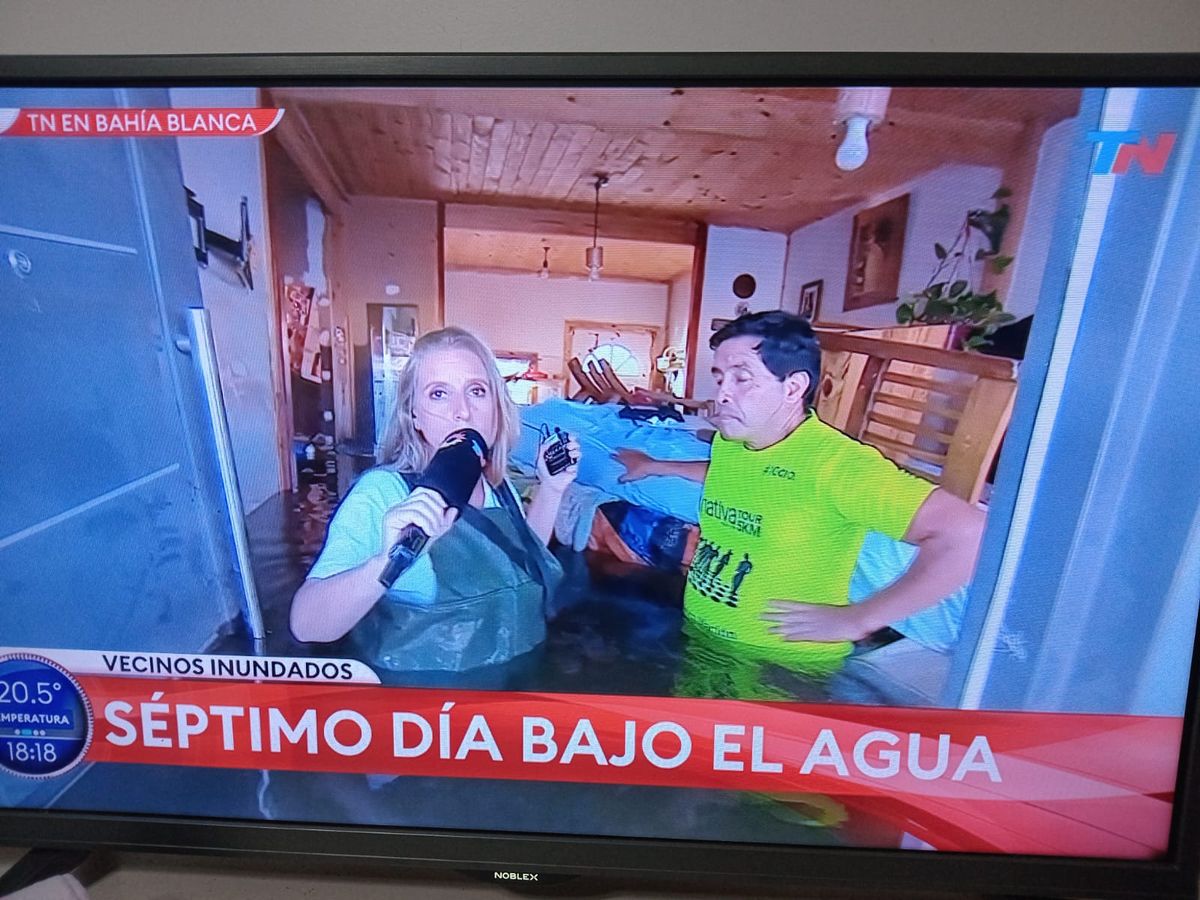 Paula Bernini, TN, mostrando la inundación que no cede en Bahía Blanca
