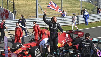 Así chocó Hamilton, sacó a Verstapen pero ganó