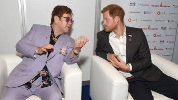 Elton John, el príncipe Harry y más famosos demandan al medio británico. Elton John, el príncipe Harry y más famosos demandan al medio británico.