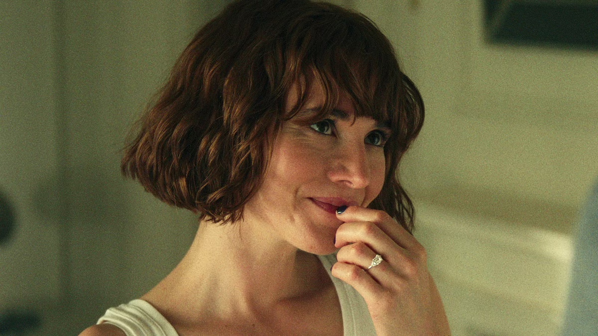 Obsesión, miniserie británica de 4 episodios en Netflix, sigue a un cirujano que inicia un affaire con la prometida de su hijo, desatando consecuencias extremas. Fuente. Netflix Obsesión, miniserie británica de 4 episodios en Netflix, sigue a un cirujano que inicia un affaire con la prometida de su hijo, desatando consecuencias extremas. Fuente. Netflix