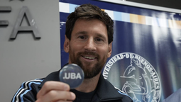 Messi recibió el máximo reconocimiento de la UBA.