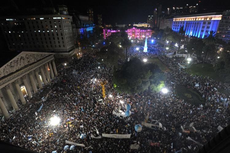 Imagen del multitudinario #18A. El Gobierno allanó este martes una empresa que vinculó con los cacerolazos. Foto: NA.