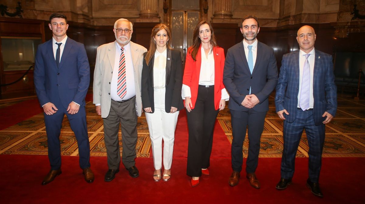 Victoria Villarruel con Atauche, Pagotto, Arrascaeta, Olivera y Abdala. Victoria Villarruel con Atauche, Pagotto, Arrascaeta, Olivera y Abdala.