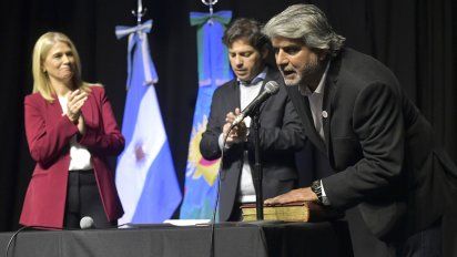 Entre cánticos por CFK, juró Correa (