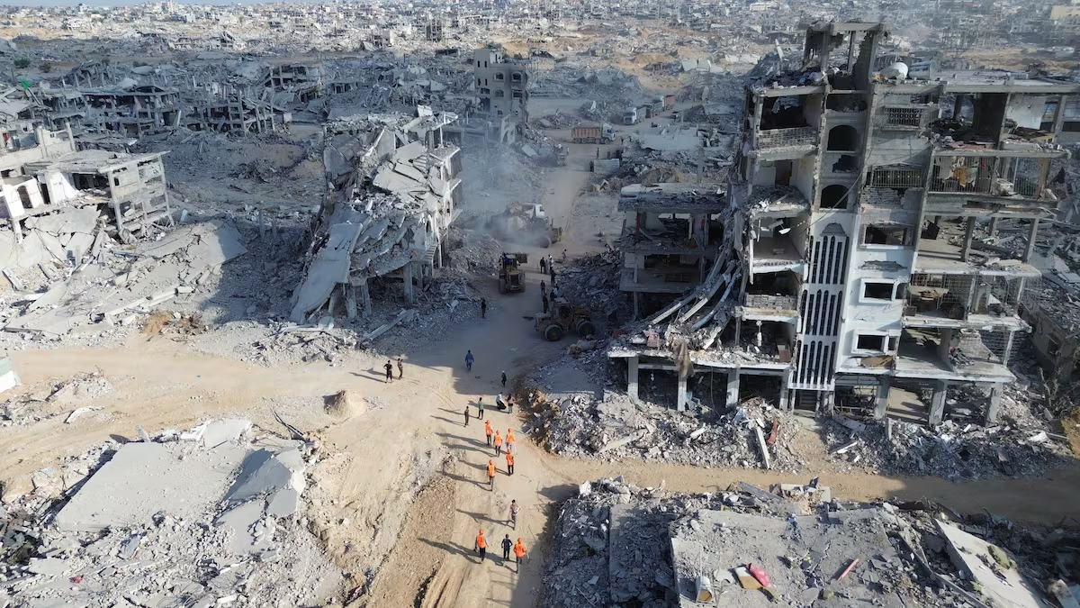 Varios trabajadores retiran restos de edificios destruidos durante la guerra, este martes en Jan Yunis.Foto: ANADOLU Varios trabajadores retiran restos de edificios destruidos durante la guerra, este martes en Jan Yunis.Foto: ANADOLU
