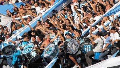 Hinchas de Racing echaron del estadio a un ex intendente