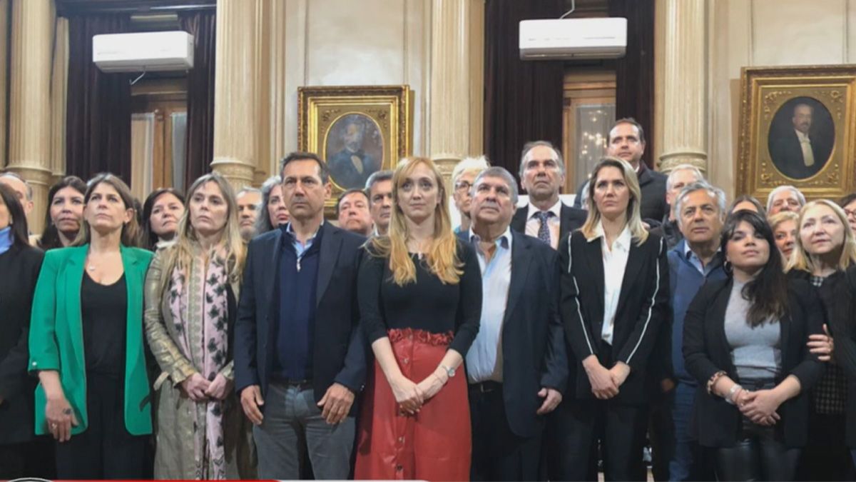 Senadores oficialistas y opositores se mostraron juntos anoche para repudiar el intento de asesinato de CFK.