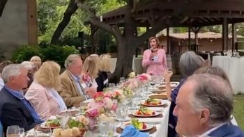 La presidenta de la Cámara de Representantes de USA, Nancy Pelosi, apareció en un vídeo dirigiéndose a una multitud sin máscara en un aparente evento del DCCC. Foto: Kathryn Walthall La presidenta de la Cámara de Representantes de USA, Nancy Pelosi, apareció en un vídeo dirigiéndose a una multitud sin máscara en un aparente evento del DCCC. Foto: Kathryn Walthall