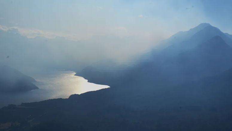Ni venta de tierras, ni mapuches: Ignacio Torres insiste con el ecocidio con el 85% del incendio controlado