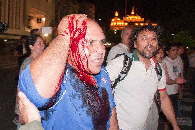 Los choques se produjeron pasadas las 21:00 del martes cuando una columna de manifestantes, entre ellos comerciantes y vecinos, llegÃ³ con sus cacerolas muy cerca de uno de los ingresos de la sede gubernamental y fueron dispersados por efectivos de la Gua
