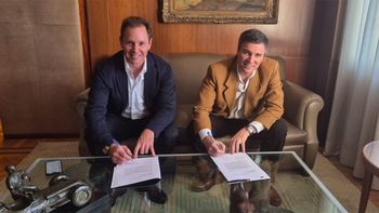 Jorge Brito, presidente de Banco Macro firmó el acuerdo con el titular del ACA, César Carman. Jorge Brito, presidente de Banco Macro firmó el acuerdo con el titular del ACA, César Carman.