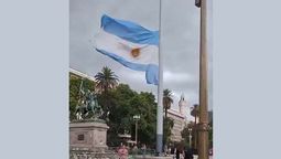 La bandera argentina en Plaza Mayo sin un pedazo fue reportada por varios usuarios en redes sociales (Foto: @jackes_is_back)
