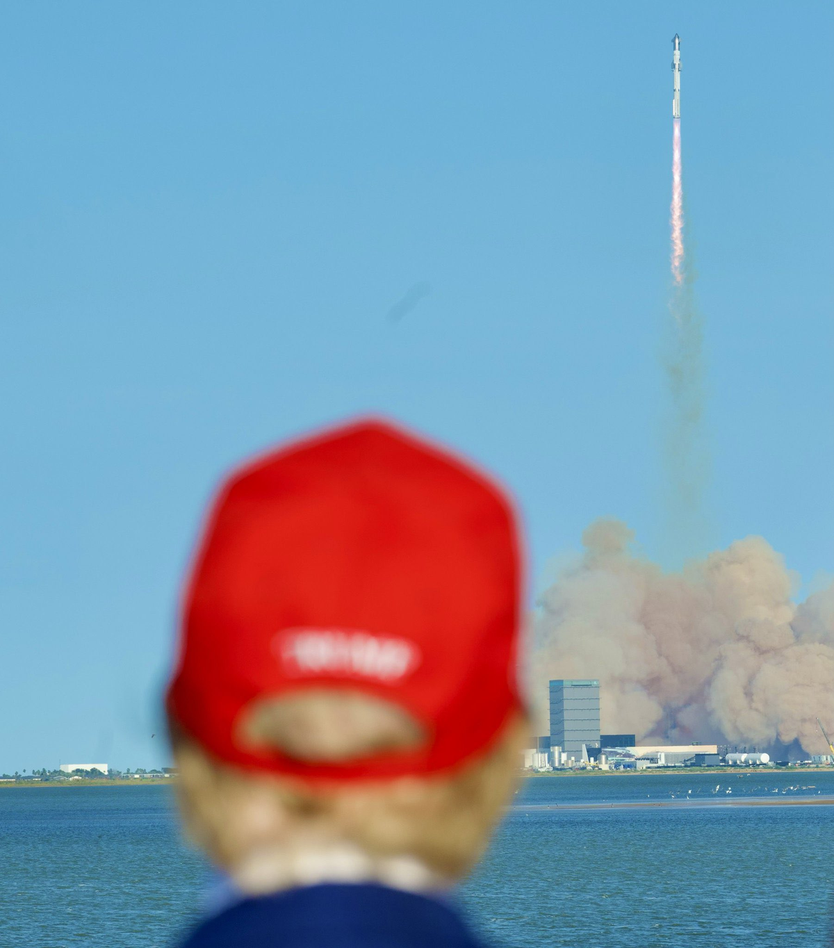 Donald Trump mira en Texas el despegue de la mega nave Starship, propiedad de Space X Donald Trump mira en Texas el despegue de la mega nave Starship, propiedad de Space X