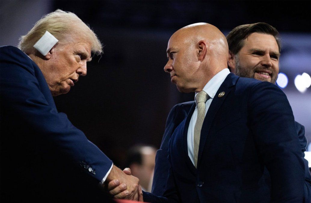 Brian Mast se saluda con Donald Trump.&nbsp;